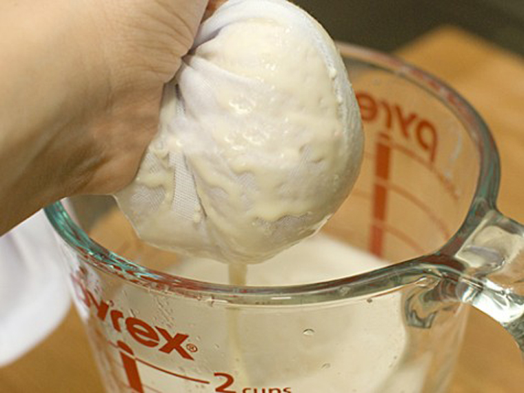 Mách bạn cách làm sữa đậu nành lá dứa thơm lừng bổ dưỡng cho bữa sáng-4