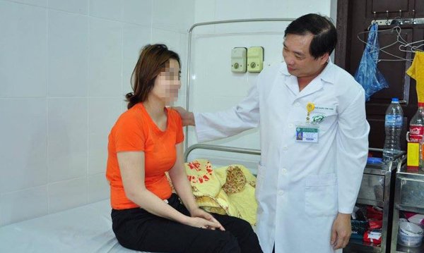 Một nữ bệnh nhân trẻ đang điều trị tại BV Bạch Mai. Ảnh: T.Anh