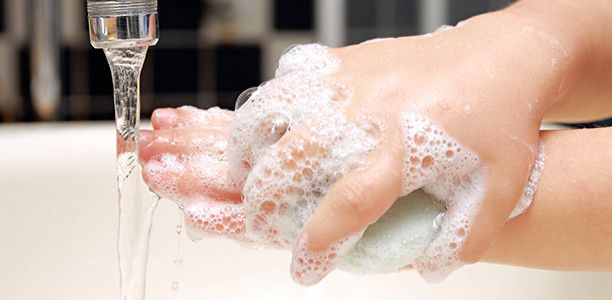 Thường xuyên cho trẻ rửa tay sạch sẽ với xà phòng sau khi đi vệ sinh, trước bữa ăn và ngay sau khi đi học… (Ảnh minh họa).