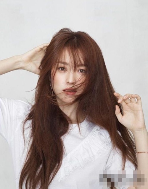 Với kiểu tóc xoăn "nhẹ ơi là nhẹ" nhuộm màu nâu hạt dẻ này, cô nàng diễn viên Han Hyo Joo nổi tiếng xứ Hàn trông trẻ hơn nhiều so với tuổi thật