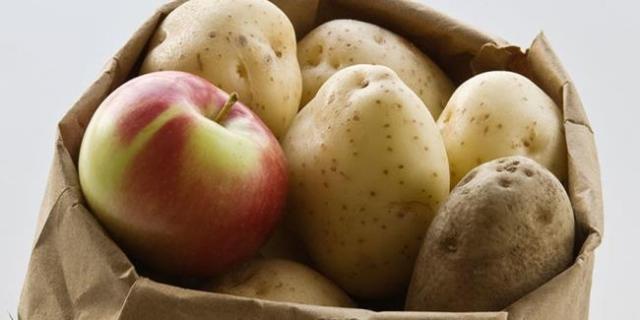 Để giữ cho khoai tây không nảy mầm trong túi, hãy cho một quả táo vào với nó.