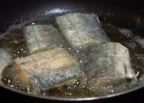 Rán cá bằng dầu mỡ rất dễ gây bệnh