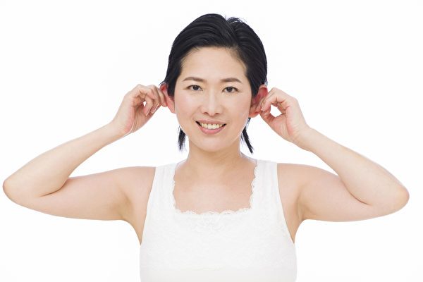 Trước khi ra khỏi giường vào mỗi buổi sáng, bạn hãy nán lại khoảng 5 phút thực hiện massage tai để giúp bản thân tỉnh táo nhanh chóng.