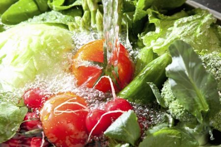 Chuyên gia mách 4 bước rửa rau loại bỏ gần như hoàn toàn thuốc trừ sâu, thuốc kích thích