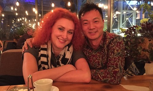 Yuan Shankai, một nghệ sỹ 40 tuổi ở Bắc Kinh, chụp ảnh cùng bạn gái người Ukraine