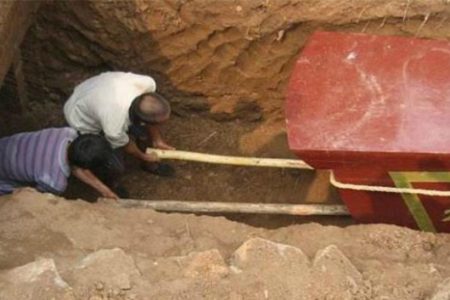 Con dâu hiền thảo qua đời vì đẻ khó, 8 người không khiêng nổi quan tài, khi mở ra không ai tin nổi