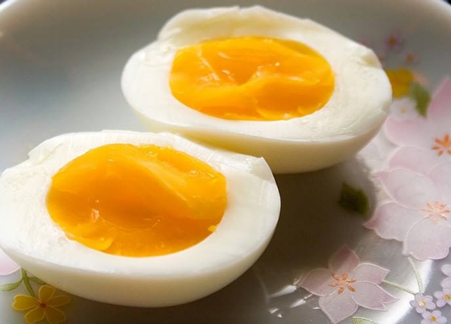 Ăn trứng chưa được chế biến chín chẳng khác nào “rước bệnh vào người”. (Ảnh: nguồn internet).
