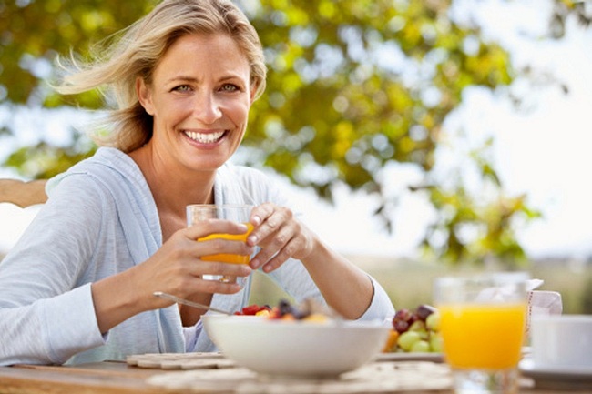 Phụ nữ trung niên cần chăm chút cho bữa sáng mỗi ngày. Ảnh: womenshealthmag.com