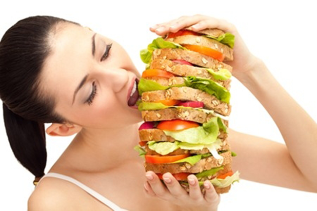 Ăn quá nhiều sẽ dẫn đến nhiều hệ quả khôn lường đối với sức khỏe, trong đó bao gồm có việc gây hại cho gan. (Ảnh minh họa).