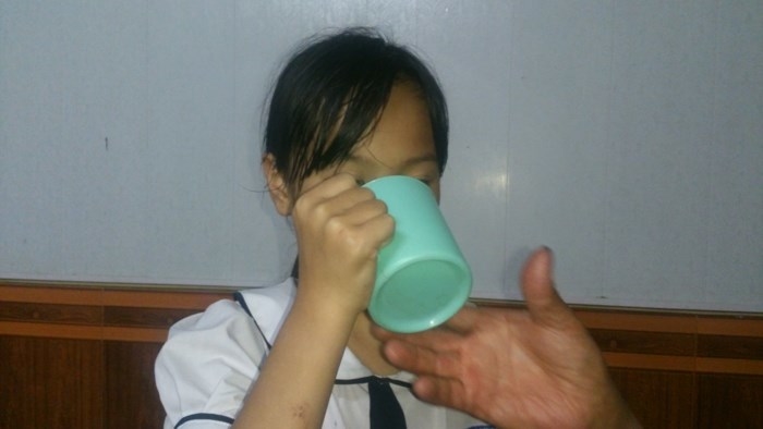 Em PPA, học sinh bị cô giáo của mình phạt uống nước vắt từ giẻ lau bảng.