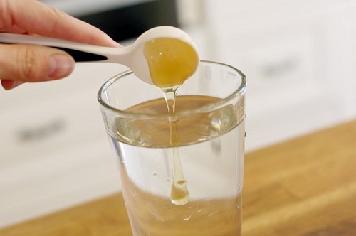 Bạn uống nước mật ong pha loãng 2 lần sáng tối.