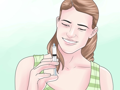 Bạn bơm nước tỏi vào mũi để thông mũi.